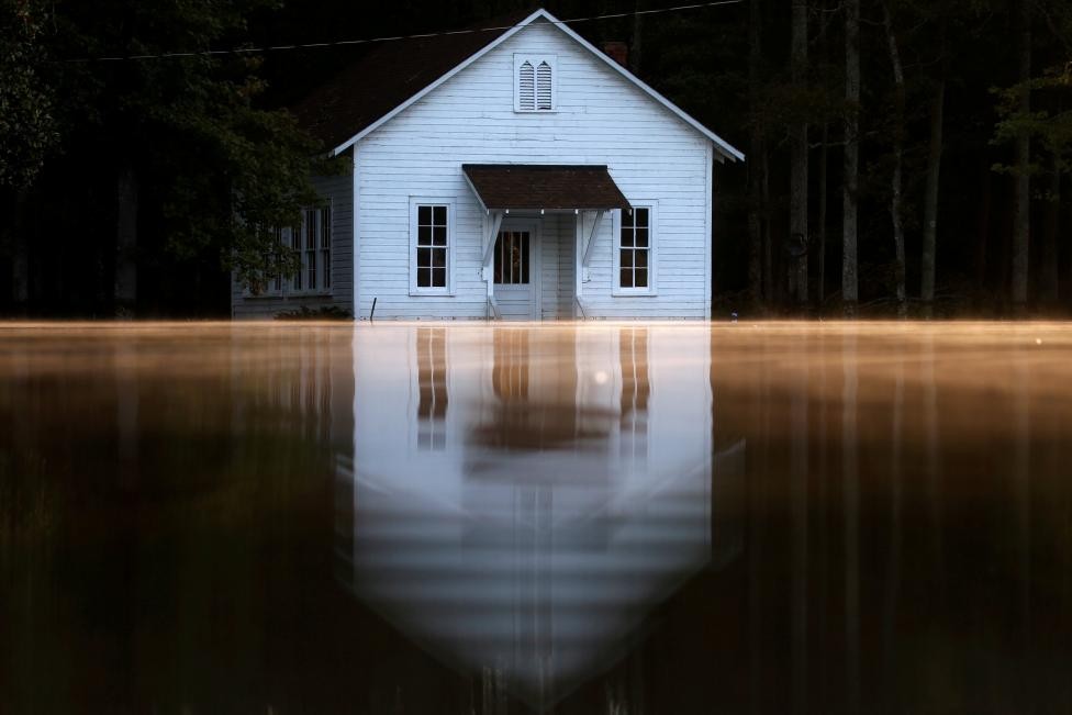 Một ngôi nhà bị cô lập hoàn toàn do nước lụt khi  thảm họa thiên nhiên Matthew quét Lumberton, bang North Carolina. Ảnh Reuters